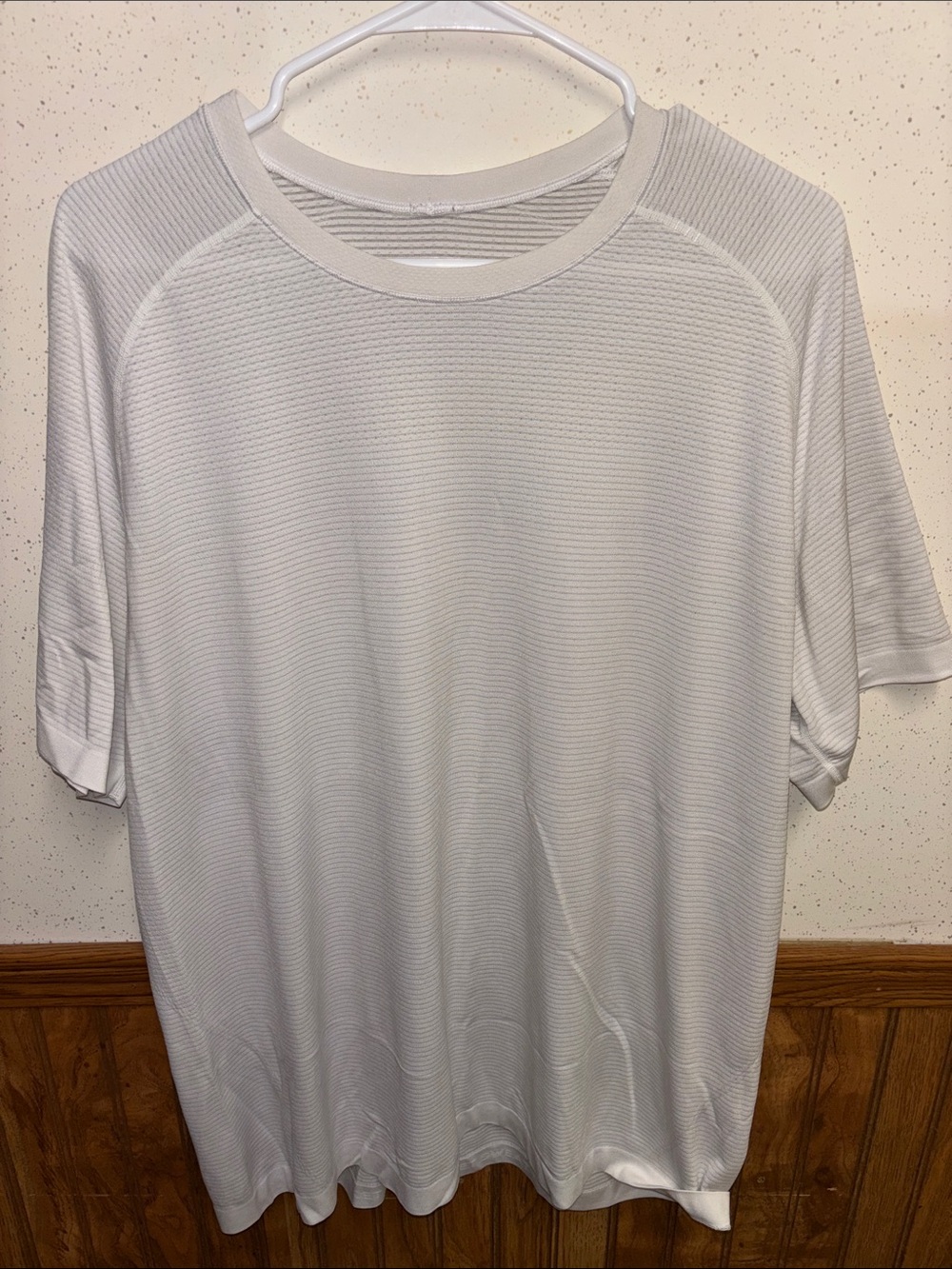 lululemon athletica Men's Light Gray stripe Short Sleeve Tee (size XL)